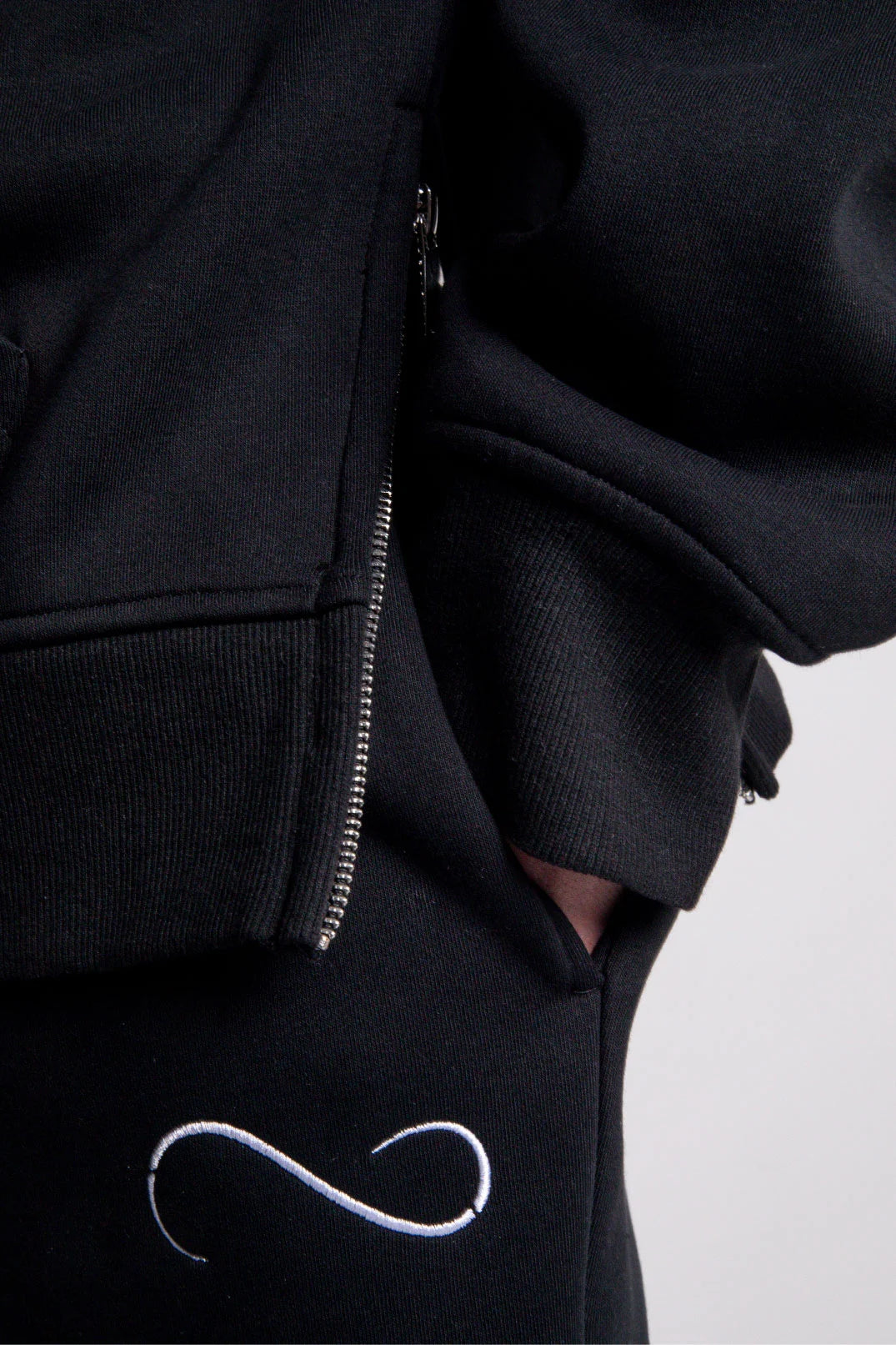 theta-embroidered-heavyweight-tracksuit-black-6